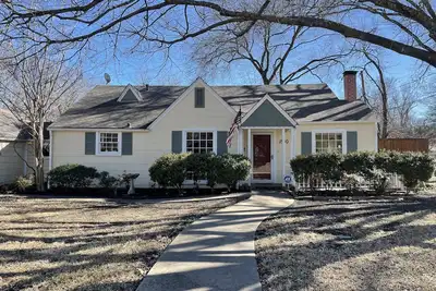 Image de New! Cheerful cottage filled with art and books in the heart of Waxahachie