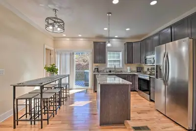 Image de Newly Built Home w\/ Hot Tub By Dtwn & Attractions