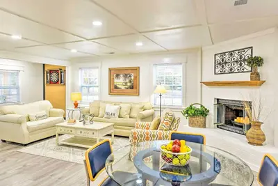 Image de Bright Beaufort Home w/ Porch & Fire Pit!