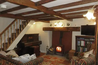 Cosy, quaint country cottage with views of Kinder.