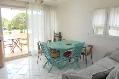 Image de Appartement T3 Climatisé - Terrasse Sud, Parking Privé, 6 Couchages - Le Grau-du-Roi