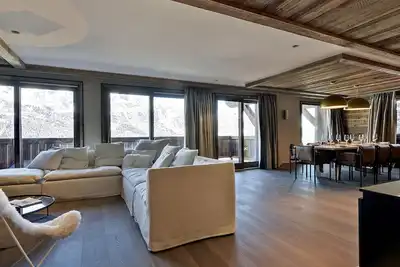 Image de Appartement de Luxe avec Cheminée, Balcon et Parking à Les Allues, Skis aux Pieds