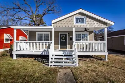 Image de Quaint bungalow minutes from shopping, dining and downtown!