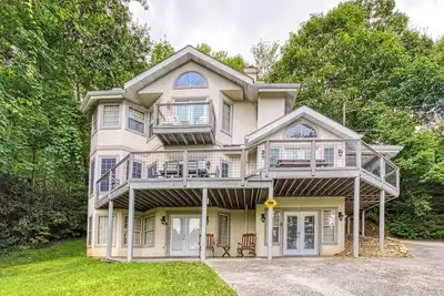 Image de Mountain Views, Hot Tub, Pools – Sleeps 10, 5 Minutes to Ober & Gatlinburg