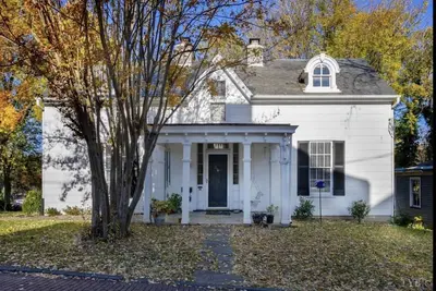 Image de Cozy Downtown historical cottage.