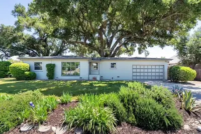 Image de Great-Granddaddy's Oak Invites You into Downtown Paso Robles and Relaxation