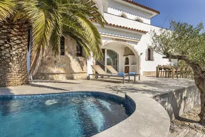Image de Belle maison de pêcheur avec 4 chambres, piscine et amarre.