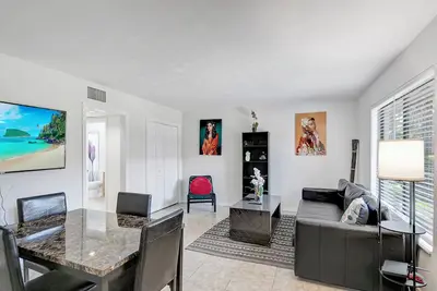 Image de Beautiful 1bd, prime location, free parking, bbq, pets