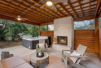 Image de Riddel Haus, Hot tub, Walk to Main St, Fireplace