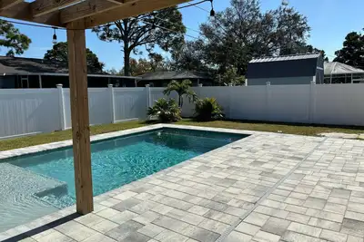 Image de 🏝️Pet Friendly 3-bedroom house, minutes from Beach, Heated Pool🏖️