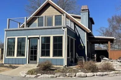 Image de Save 10% off 3 Night Stay! Beautiful Cottage w/ great Lake views, pool, hot tub!