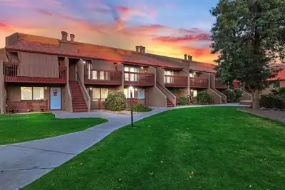 Lovely 2 Bedroom Condo with Heated Pool