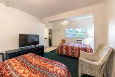Image de Quaint, Lakeside Economy Hotel Room