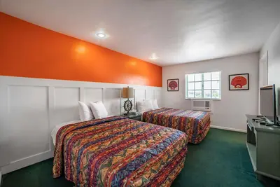 Image de Quaint, Lakeside Standard Hotel Room with Kitchenette