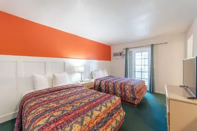 Image de Quaint, Lakeside Standard Hotel Room with Kitchenette and Balcony