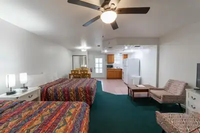 Image de Quaint, Lakeside Family Suite with Kitchen and Porch
