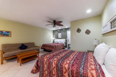 Image de Quaint, Lakeside Family Suite with Deluxe Kitchen and Porch
