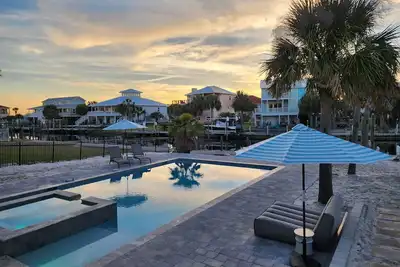Image de Beautiful Beach Home- 3 min walk to beach-Boat dock in back yard & private pool