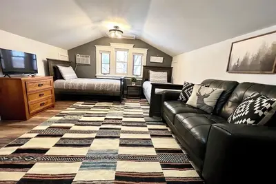Image de Enjoy this Private & Centrally Located 2 bed/2 bath Loft