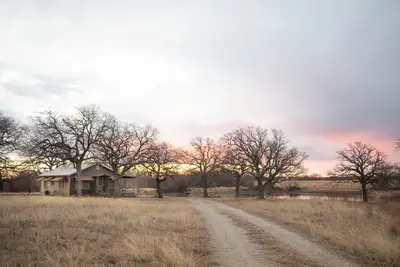 Image de Rustic cabin provides a private pond, stars included- 5 mins to Jacksboro, Tx