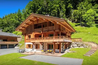 Image de Chalet Angelia - séjour alpin pour 13 avec jacuzzi et vues - Ovo Network
