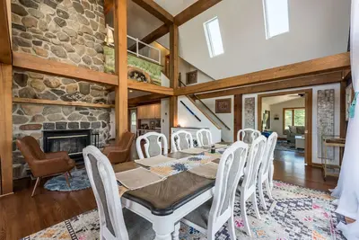 Image de Luxurious farmhouse with breathtaking views on sprawling 14-acre farm
