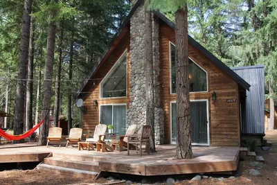 River Rock Cabin: Your Gateway to Pine-Scented Bliss & Mountain Excursions