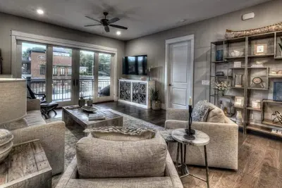 Image de Nest on West - Small town charm | Downtown Condo | Walk to shops