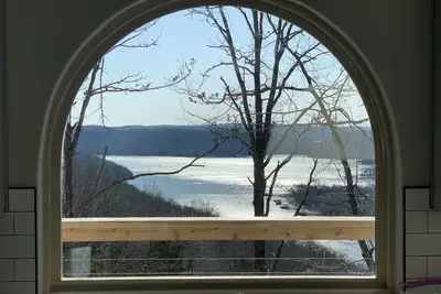 Image de Brand new chalet (cabin) on Beaver Lake in the Ozark Mountains! .