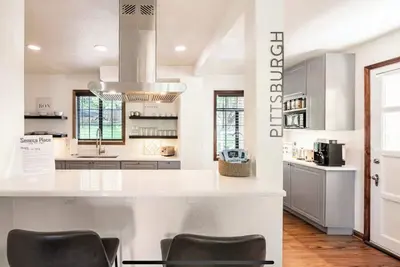 Image de Historic Home Located in the Quiet Pittsburgh Suburb of Mount Lebanon