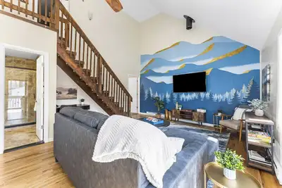 Image de Pet Friendly Modern Poconos Home! Hot Tub, Cozy Woodlands!