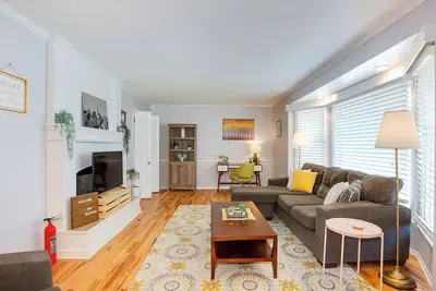 Image de Charming Mid-Century Ranch w/Dual Living Space