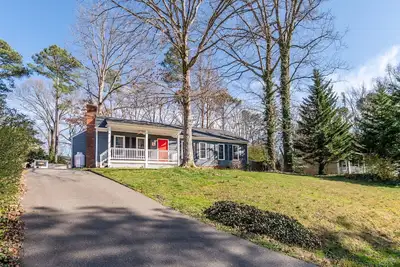 Image de Entire house, fully fenced in back yard. Close to everything.