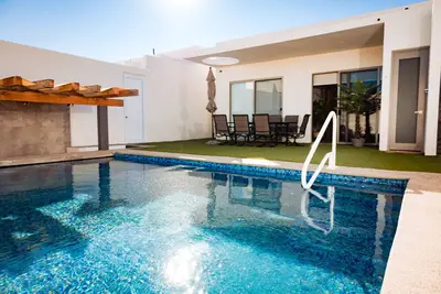 Image de Brand New Home Heated Pool By Fmi Rentals