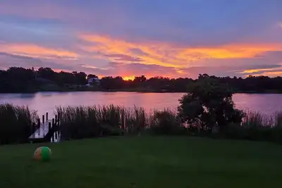 Image de 4 bedroom 2 bathroom Lake house