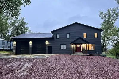 Image de Spacious cabin located half mile from Harlan County Lake. Sleeps 12 comfortably.