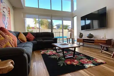 Image de 5 Star- Luxurious West Beach holiday home with pool - 100 mtrs from the Beach!