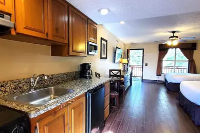 Image de Deluxe Suite with Kitchenette and Balcony, Steps to Rodeo and Pool! 253