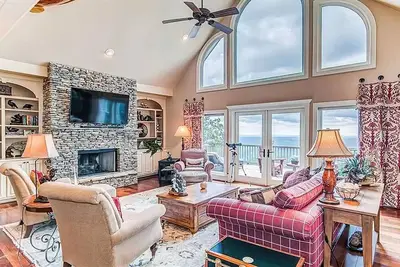 Image de Eagles View - Gorgeous Mountain Views + Luxury Interiors + Telescope + Library