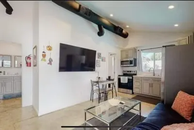 Image de Cute One Story Residence 3 bedroom with pool