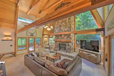 Image de Wild Huckleberry Alpine Cabin: Fireplace & Deck!