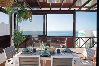 Image de \"La Estrella\" près de la plage avec vue panoramique sur la mer, terrasse, climatisation et Wi-Fi.