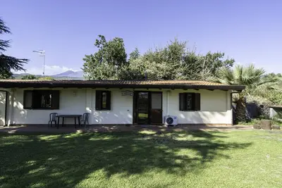 Image de Appartement \"Villa Romeo avec cabane dans les arbres\" avec vue sur les montagnes.
