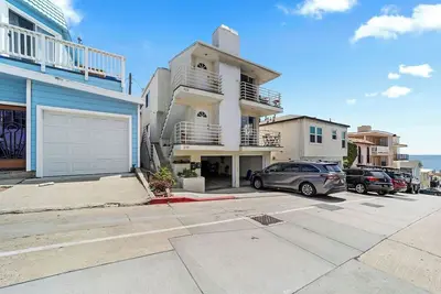 Image de 2/2 Beach Bungalow With Ocean Views & Parking!