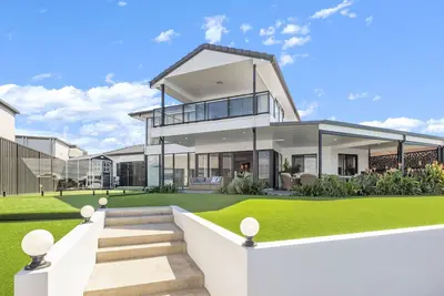 Image de Opulent Canal-Front Retreat