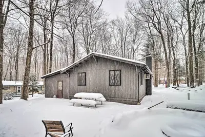 Image de Near Skiing: Pocono Lake Cabin w/ Screened Patio