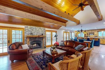 Image de Hilltop Lodge - Beautiful Hayden Lake Home W/ Deck