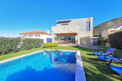 Image de Villa surrounded by sea and mountains, with swimming pool and fireplace, 10 minutes' walk from the beach.