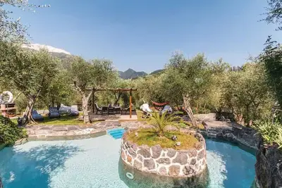 Image de Villa avec piscine privée, de beaux meubles, cour clôturée.