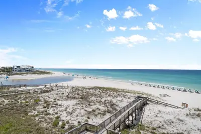 Image de Commodore's Retreat 306, Beach Front Condo w/Private Beach Access, Pool